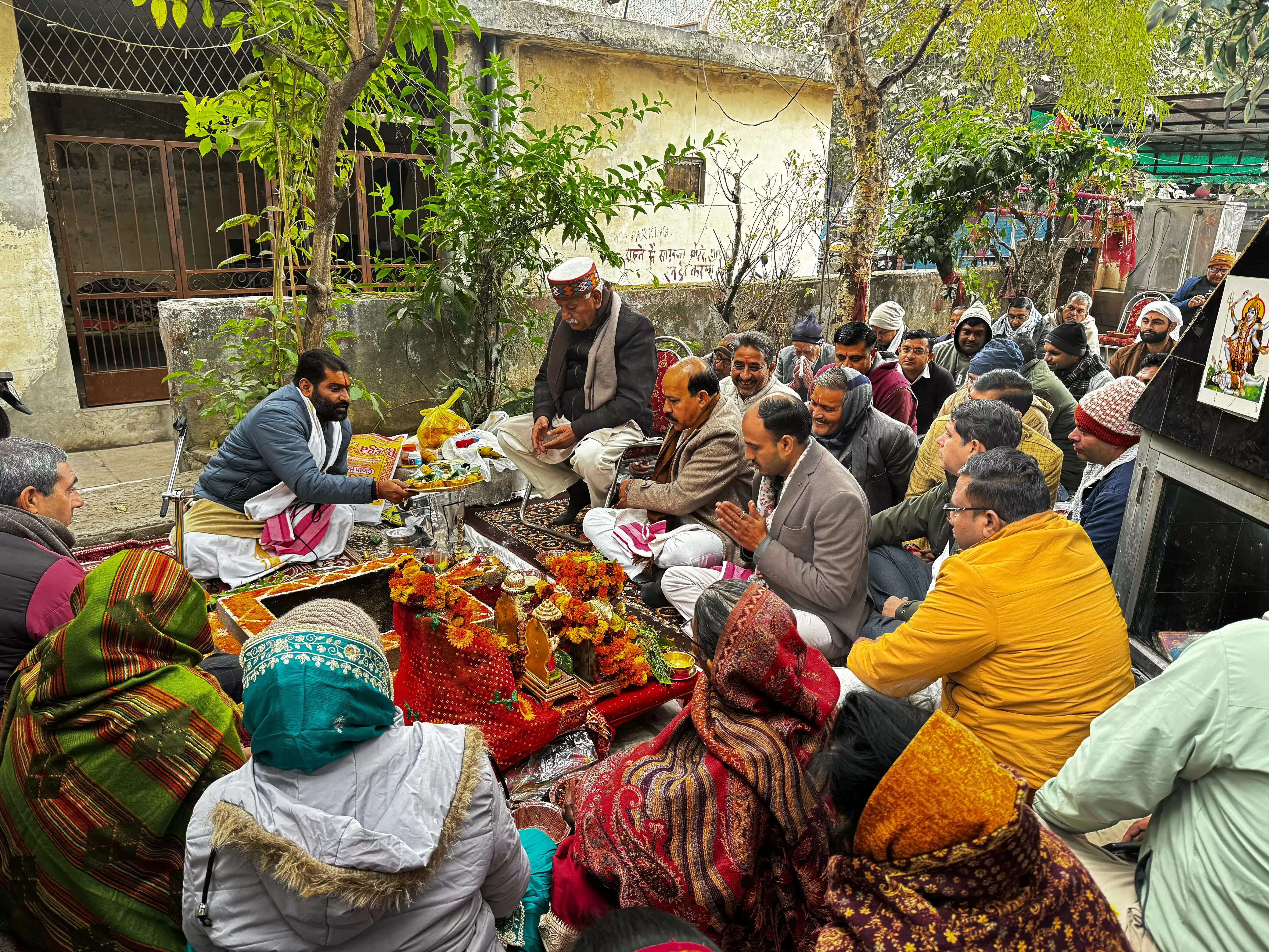 यमुनानगर बस अड्डे पर यात्रियाें की सुख-समृद्धि के लिए हवन
