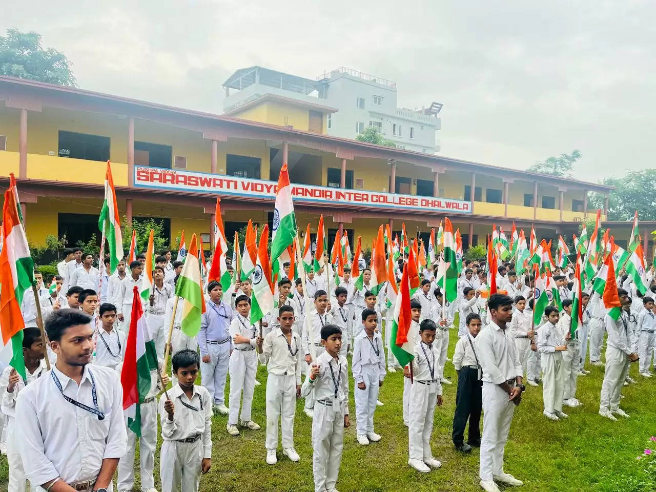 पुष्पा बडेरा सरस्वती विद्या मंदिर इंटर कॉलेज के छात्रों ने निकाली तिरंगा रैली