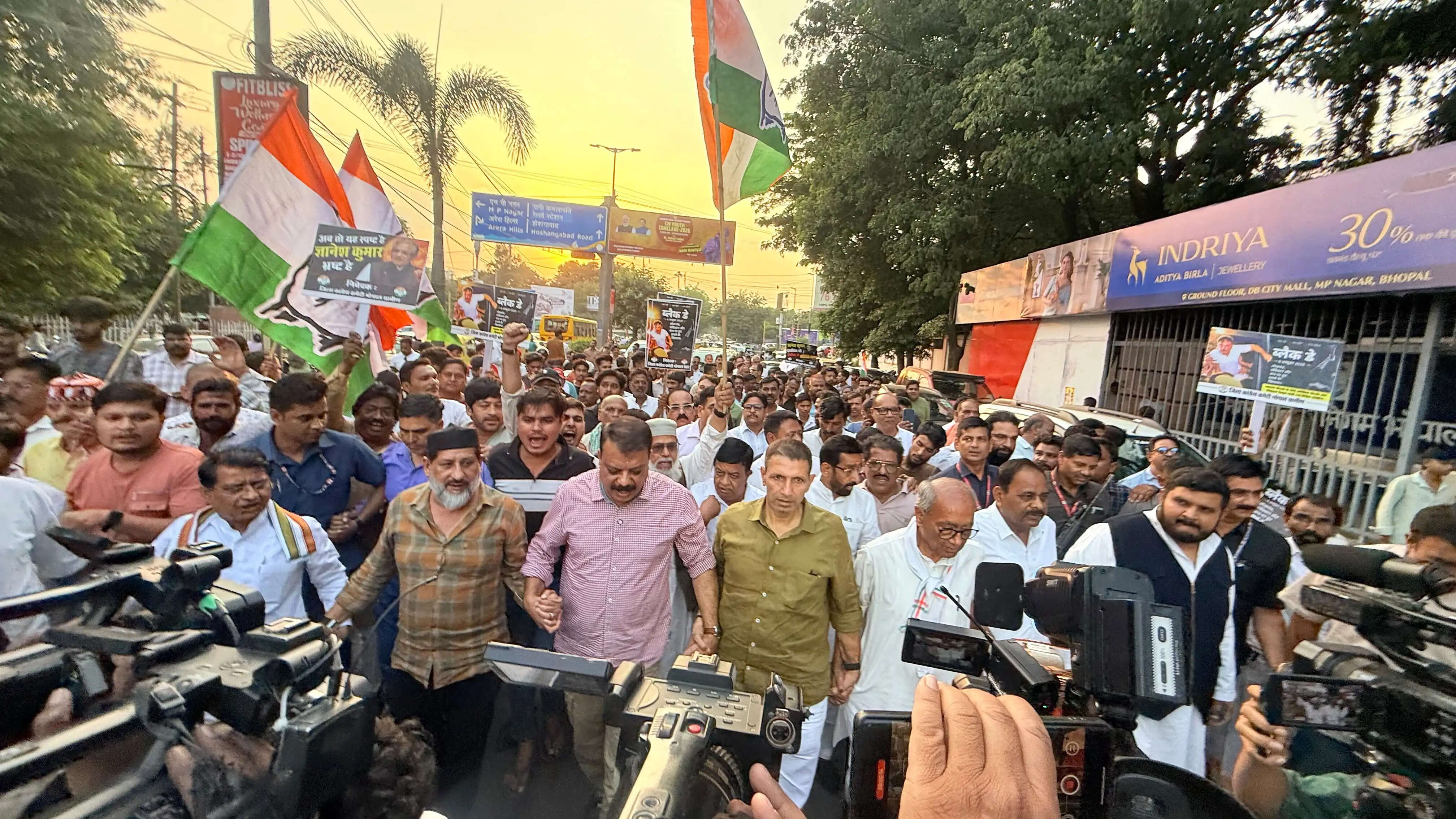 मुख्य चुनाव आयुक्त के खिलाफ कांग्रेस का प्रदर्शन, भोपाल में निकाला&nbsp;पैदल&nbsp;मार्च