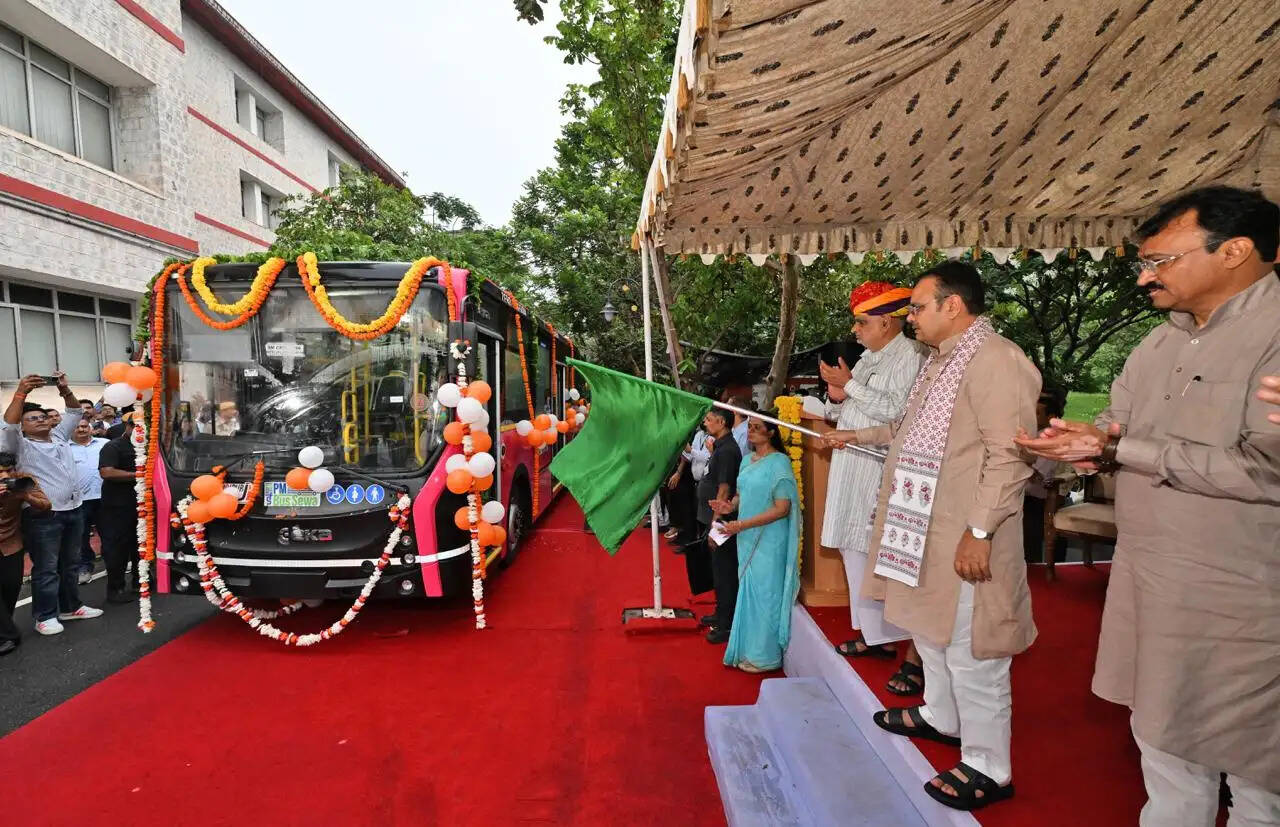 मुख्यमंत्री भजनलाल शर्मा ने जयपुर को दी 16 पीएम ई-बसों की सौगात