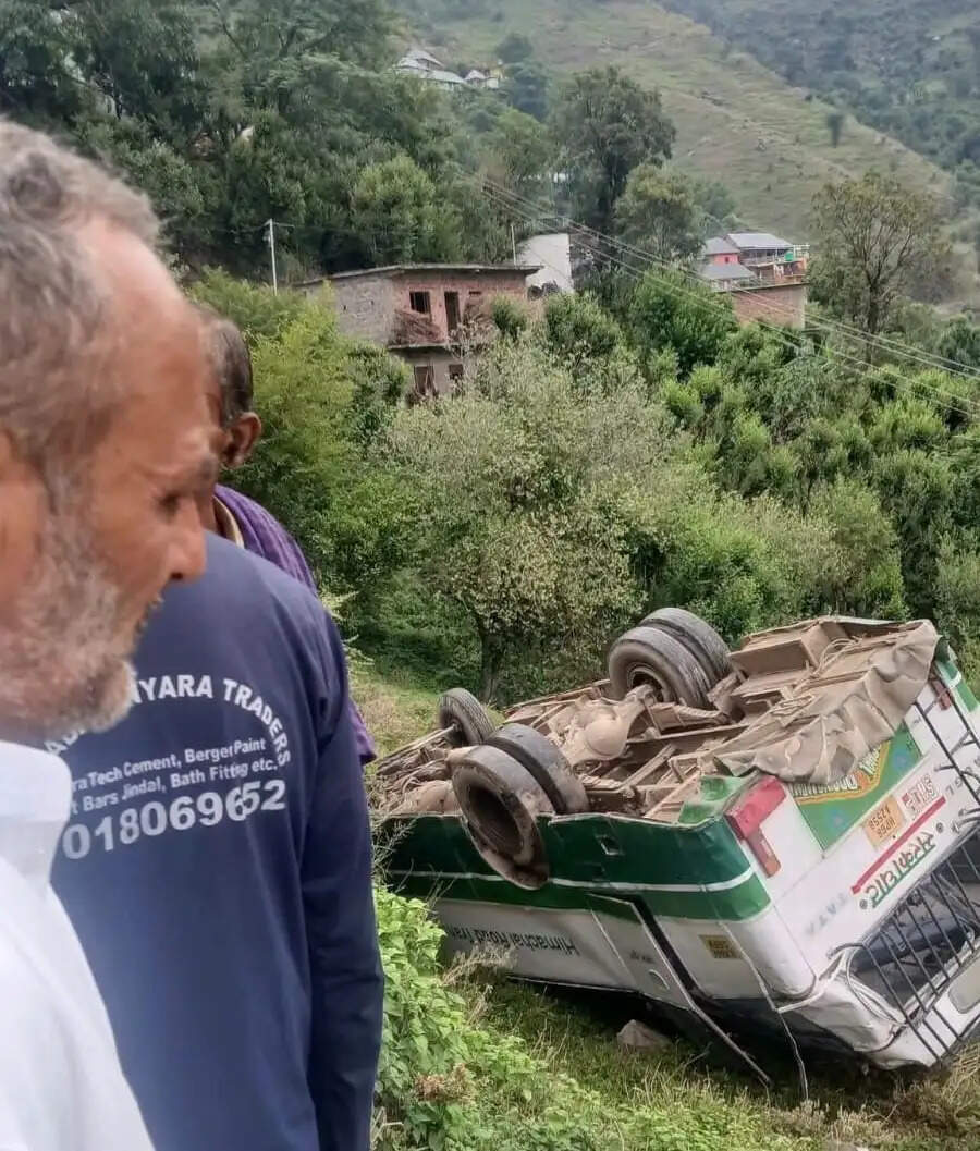 मंडी के त्रिफालघाट में अनियंत्रित एचआरटीसी बस पलटी, चालक की सूझबूझ से टला बड़ा हादसा