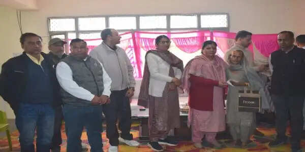 विधायक कमलेश ठाकुर ने 41 जरूरतमंदों को बांटे सहायता राशि के चेक