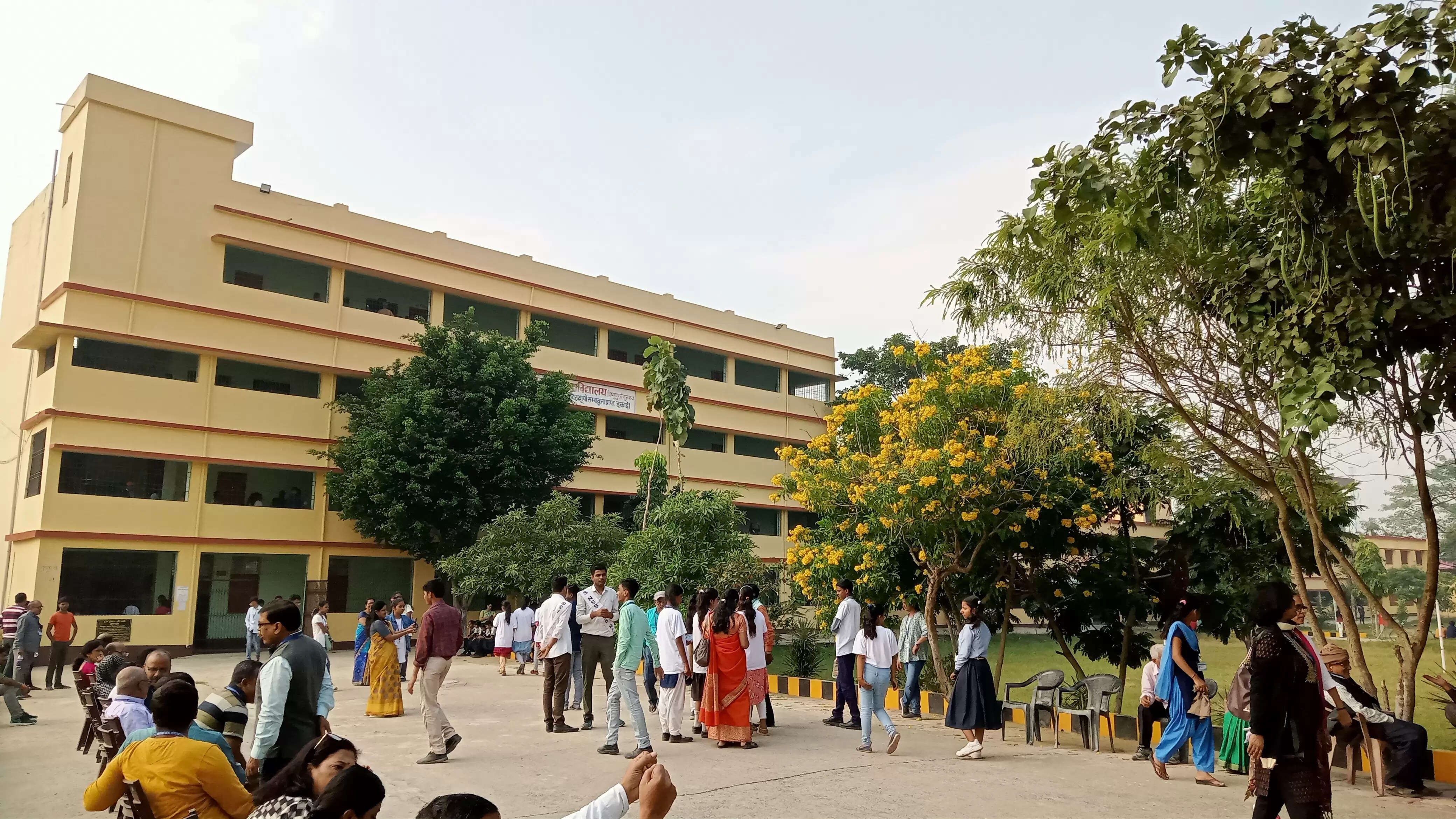 पूरे बिहार के बाल वैज्ञानिक पहुंचे नौलखा मंदिर, कलाकृति को बताया अद्भुत