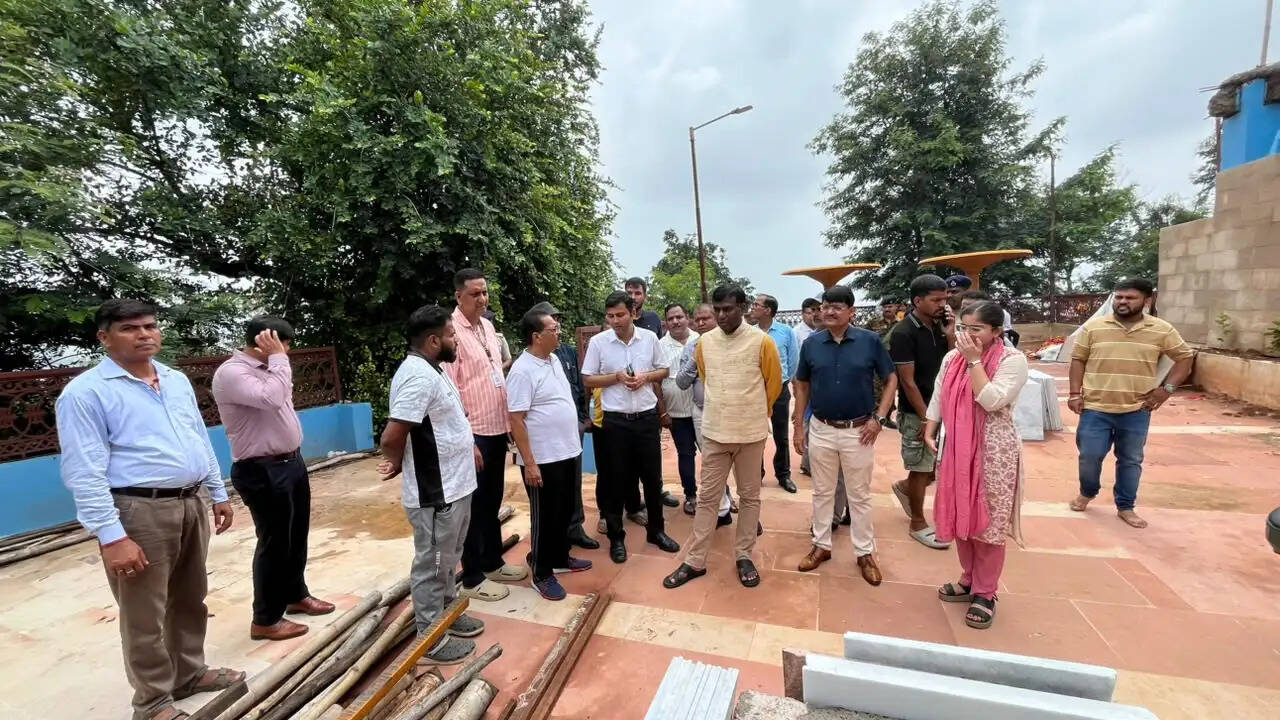 सावन से पहले पहाड़ी मंदिर पहुंचे उपायुक्त, श्रद्धालुओं की सुविधा और सुरक्षा को लेकर दिए आवश्यक निर्देश