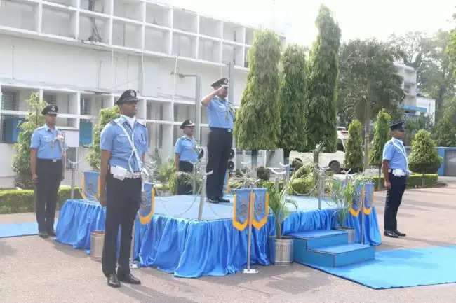 एयर मार्शल आशुतोष दीक्षित ने मध्य वायु कमान का पदभार संभाला