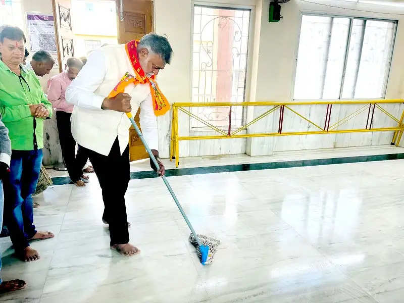 मप्रः ग्रामीण विकास मंत्री प्रहलाद पटेल ने मंदिर परिसर में झाड़ू और पोंछा लगाया