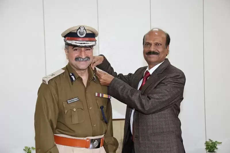 मप्रः डीजीपी ने भारतीय पुलिस सेवा के पदोन्नत अधिकारियों को लगाई रैंक