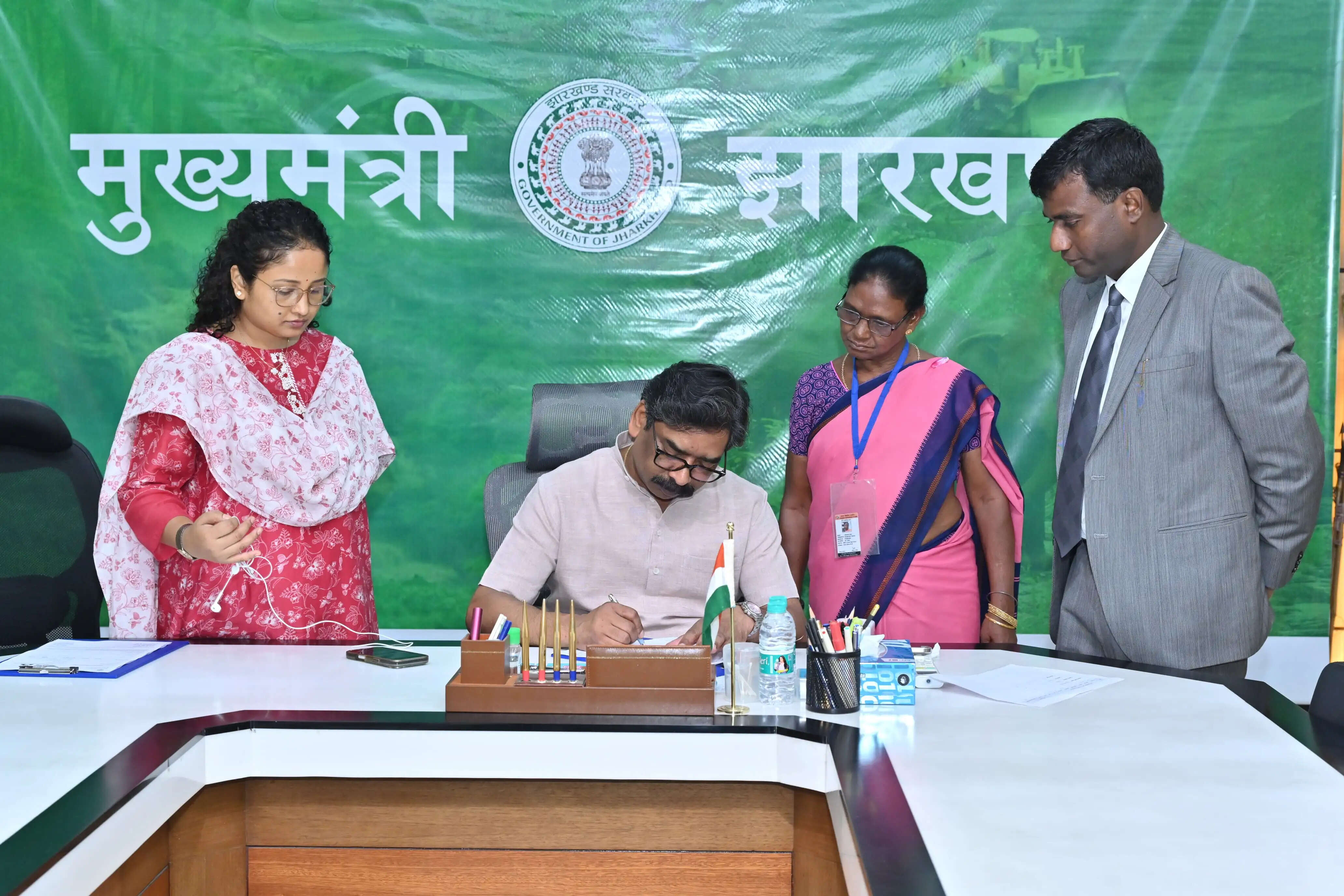 मुख्यमंत्री ने स्वयं भरा एसआईआर प्रपत्र, लोकतांत्रिक प्रक्रिया में सहभागिता का दिया संदेश