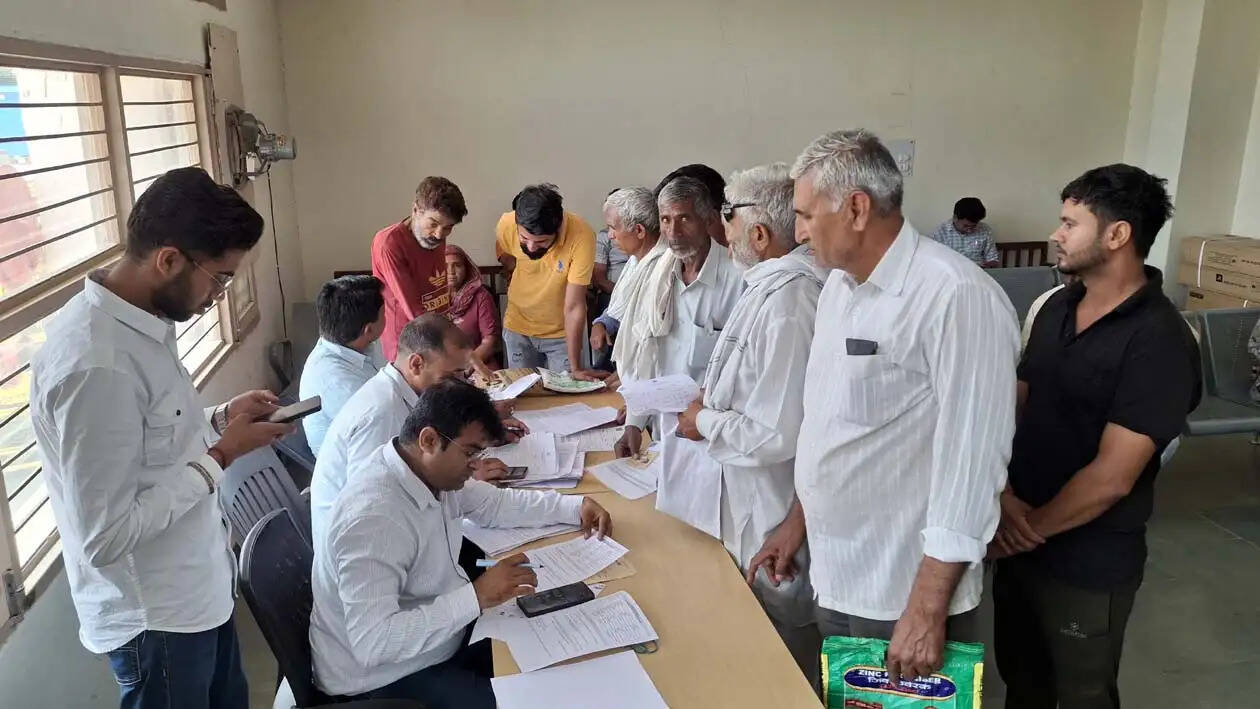 हिसार : बुढ़ापा पेंशन बनवाने के लिए बुजुर्गों को आना पड़ रहा प्रशासन के द्वार