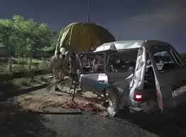 इंदौर में बारातियों की कार और ट्रक में टक्कर, चार युवकों की मौत