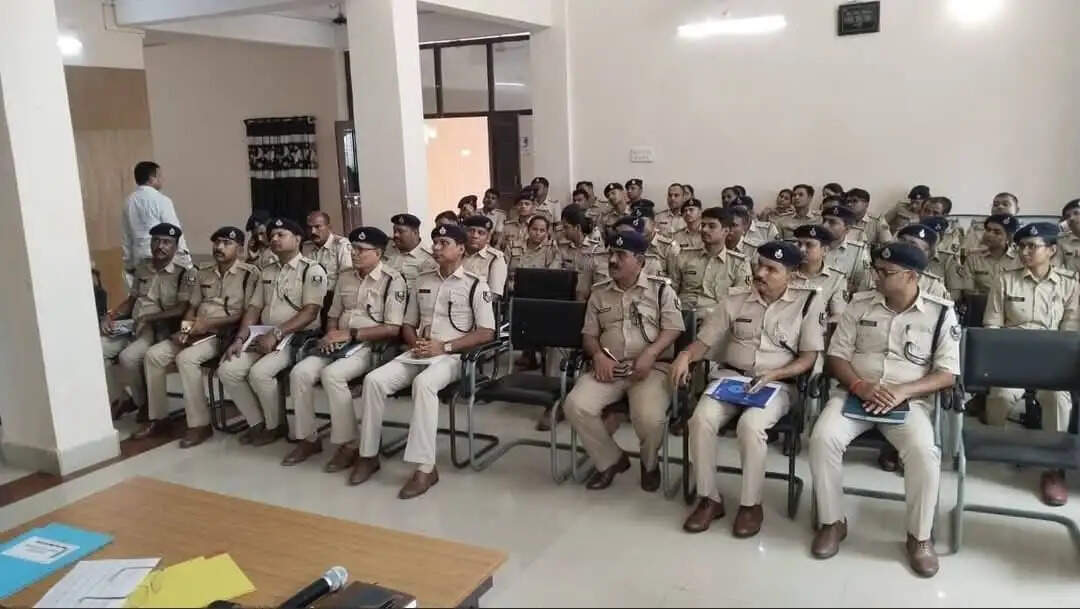 राष्ट्रीय लोक अदालत की सफलता को लेकर पुलिस अधिकारियों के साथ बैठक