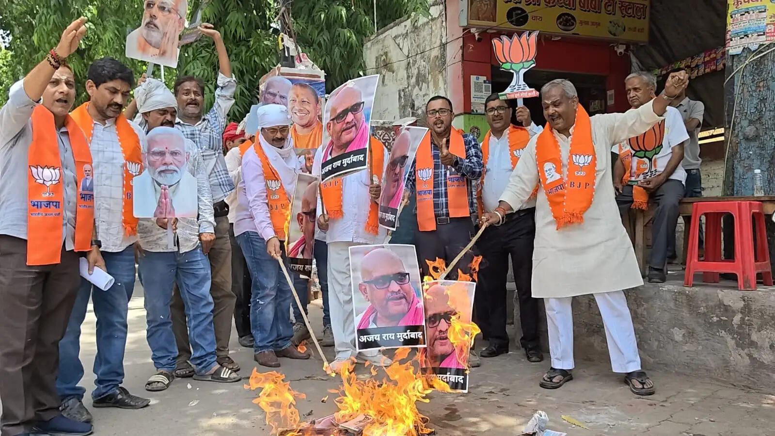 प्रधानमंत्री मोदी के खिलाफ आपत्तिजनक टिप्पणी करने वाले अजय राय का पुतला भाजपा कार्यकर्ताओं ने फूंका