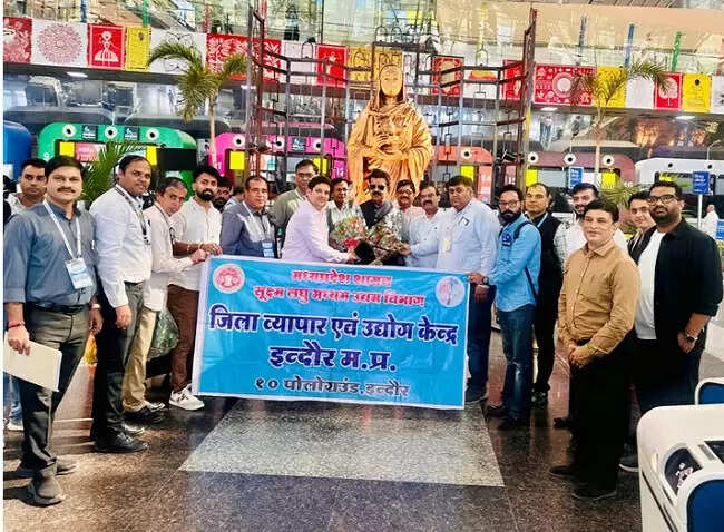 मप्र से एमएसएमई के फार्मा उद्योग प्रतिनिधियों का दल हैदराबाद फार्मा सेज के अध्ययन दौरे पर हुआ रवाना