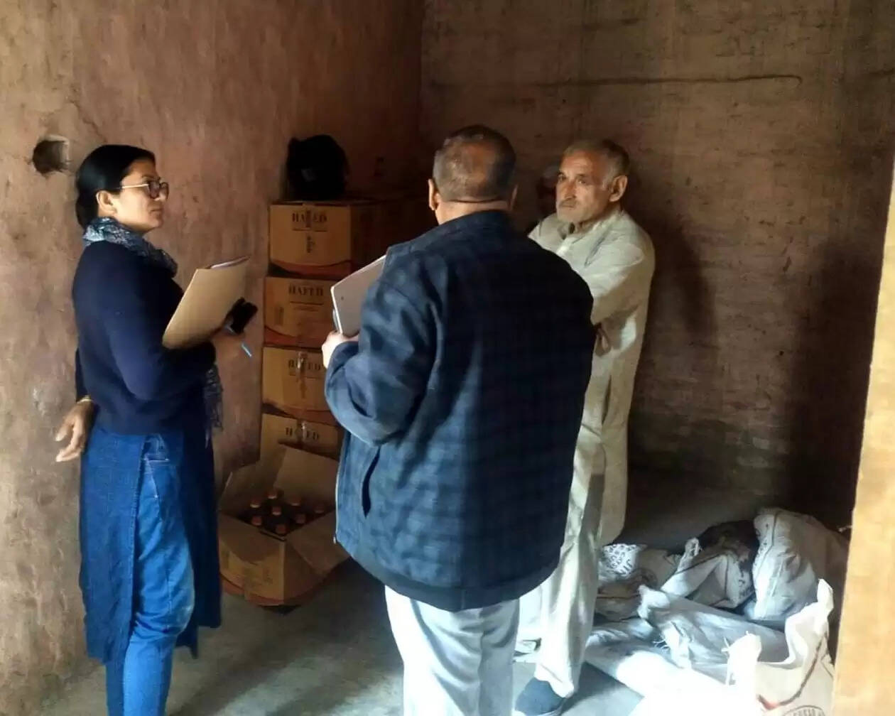 हिसार में सीएम फ्लाइंग ने मारे दो राशन डिपो पर छापे, एक सील