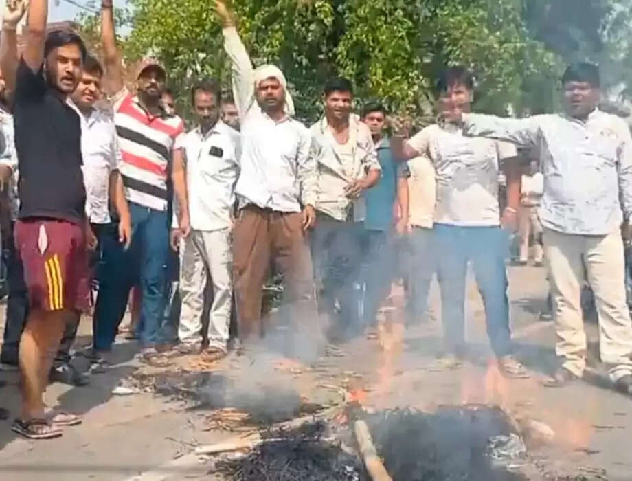 हिंदू युवा वाहिनी ने फूंका ममता बनर्जी का पुतला