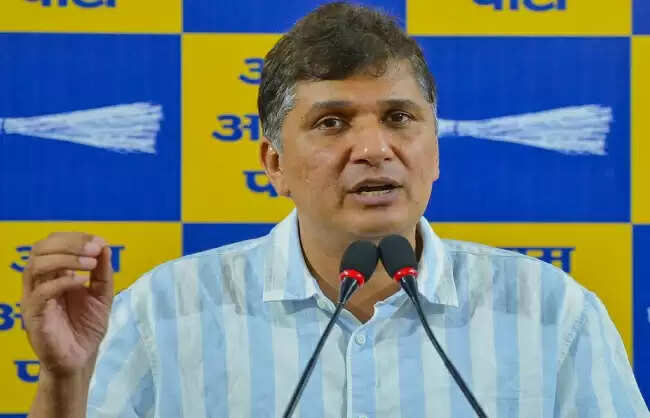 प्रदूषण के खतरों के बीच दिल्ली में गाजीपुर लैंडफिल साइट पर लगी आग