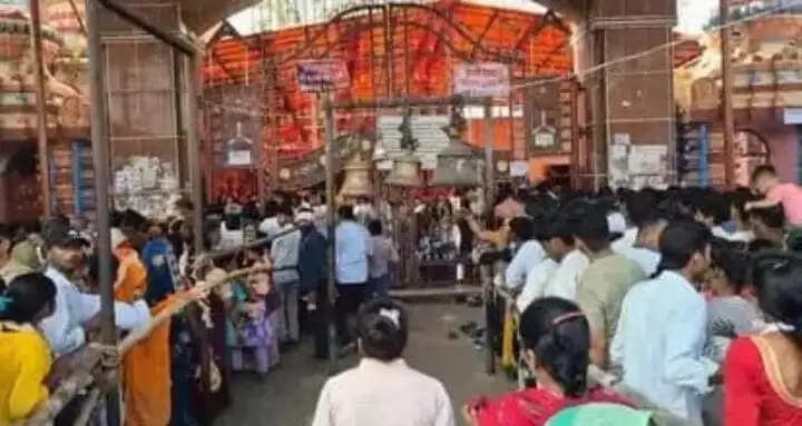 फर्रुखाबाद: बुढ़वा मंगल पर बाबा नीब करौरी में उमड़ा आस्था का सैलाब