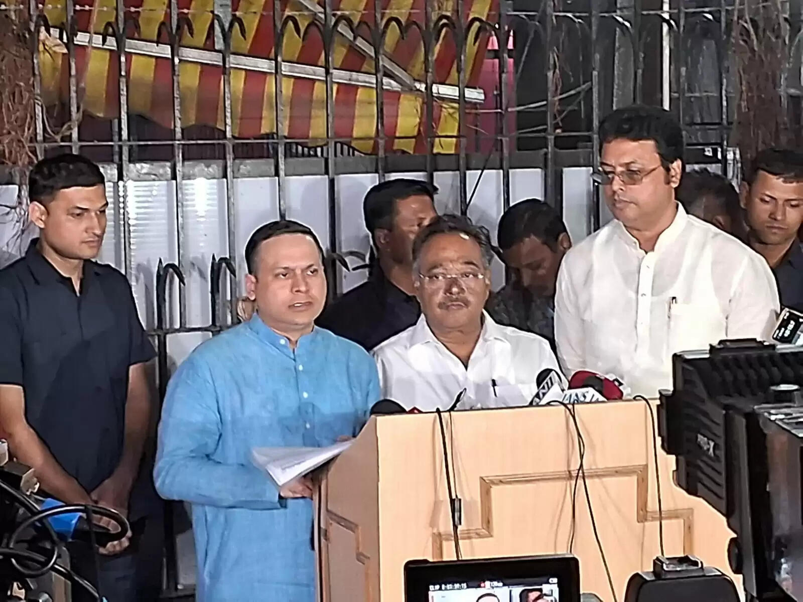 पश्चिम बंगाल में एसआईआर में अनियमितताओं को लेकर भाजपा ने चुनाव आयोग को सौंपा ज्ञापन