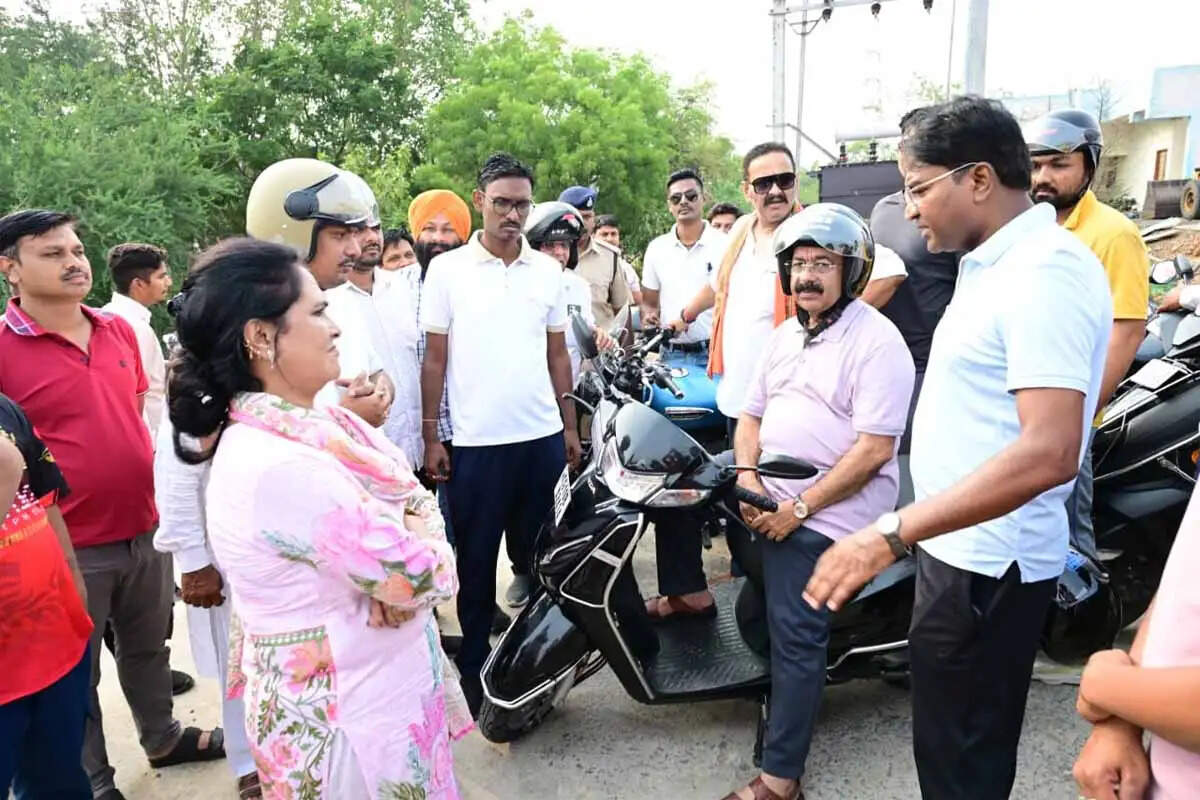 स्कूटी में उप मुख्यमंत्री&nbsp;अरुण साव, बरसात से पहले बिलासपुर शहर&nbsp;का लिया जायजा