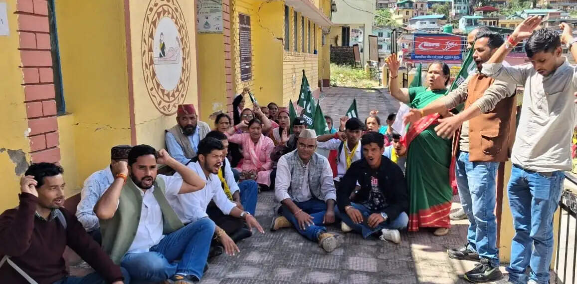 ज्योर्तिमठ अस्पताल की बदहाल व्यवस्थाओं के विरोध में यूकेडी का प्रदर्शन