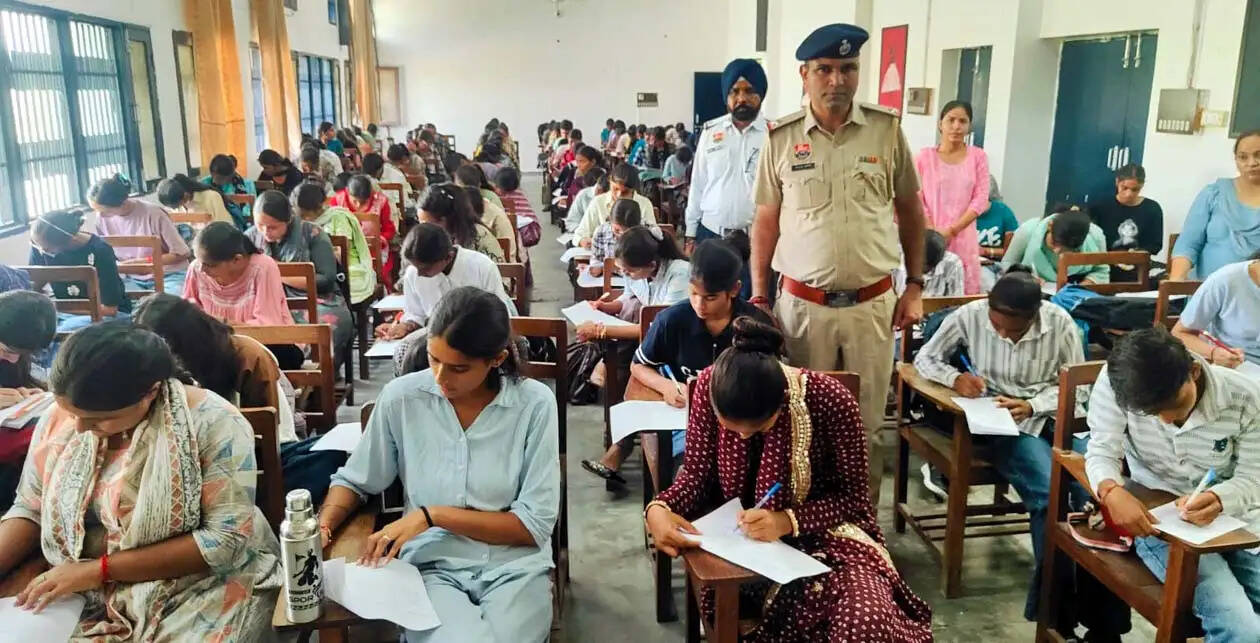 हिसार : राजकीय महिला काॅलेज में छात्राओं को यातायात नियमों के प्रति किया जागरूक
