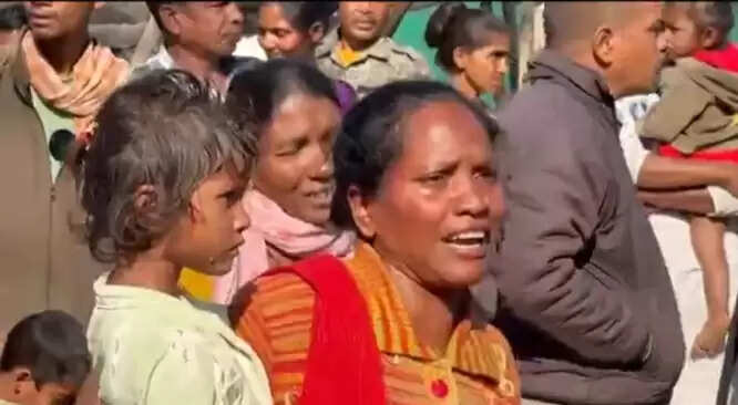 बीजापुर : बस स्टैंड के पीछे की अवैध बस्ती में 55 मकान चिन्हित, 30 मकानाें काे किया ध्वस्त, कार्यवाही जारी