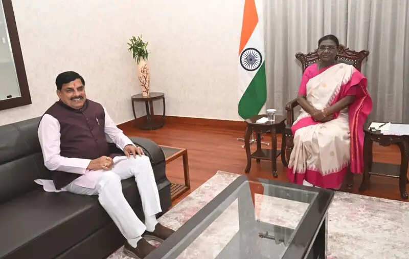 राष्ट्रपति ने कूनो नेशनल पार्क में किया चीता कमांड कंट्रोल सेंटर का भ्रमण, चीता प्रदर्शिनी भी देखी