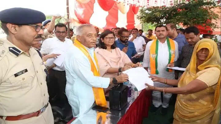 ग्वालियरः “मुख्यमंत्री जन-विश्वास अभियान” के तहत अमरौल में लगा जिला स्तरीय जन-विश्वास शिविर