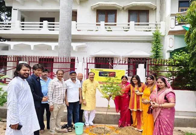 एक पेड़ मां के नाम अभियान प्रकृति के प्रति हमारी जिम्मेदारी का एहसास : मनीष शुक्ला