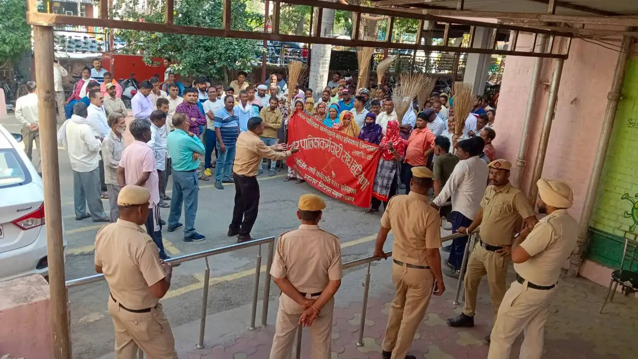 यमुनानगर: सरकार के खिलाफ निगम कर्मियों ने निकाला उल्टा झाड़ू रोष मार्च