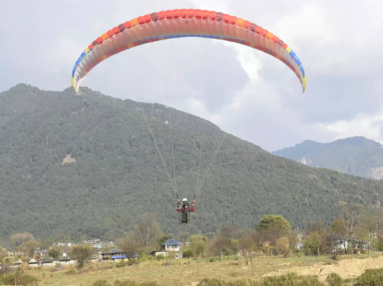 धर्मशाला की पहाड़ियों में फंसा पोलैंड का पैरा पायलट, चौपर से चल रहा रेस्क्यू