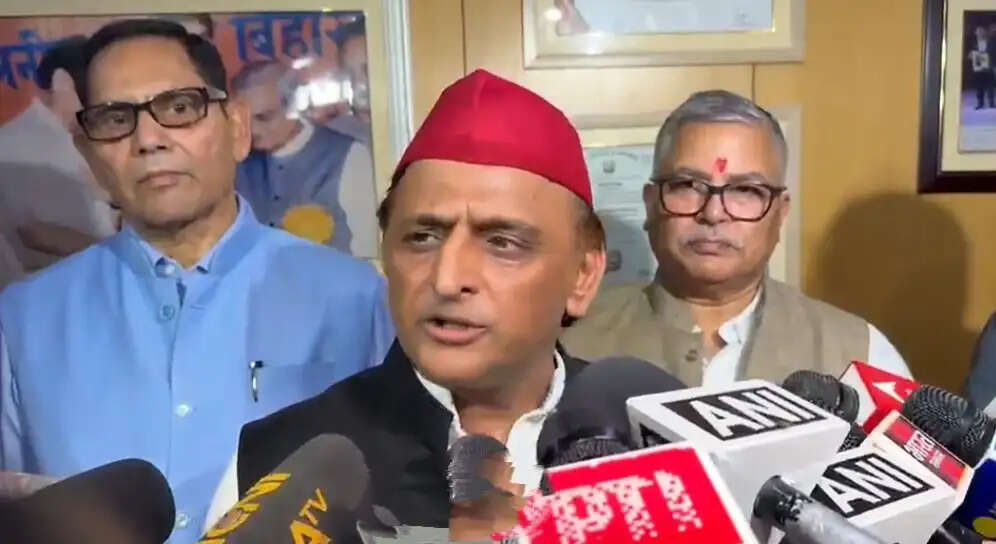 शिक्षक ही भविष्य के निर्माता, सत्ता में आए तो बंद स्कूल खोलेंगे: अखिलेश यादव