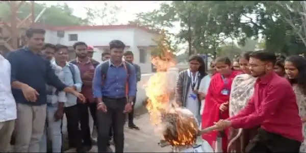 धमतरी : परीक्षा शुल्क में वृद्धि, नाराज छात्रों ने कुलपति का जलाया पुतला