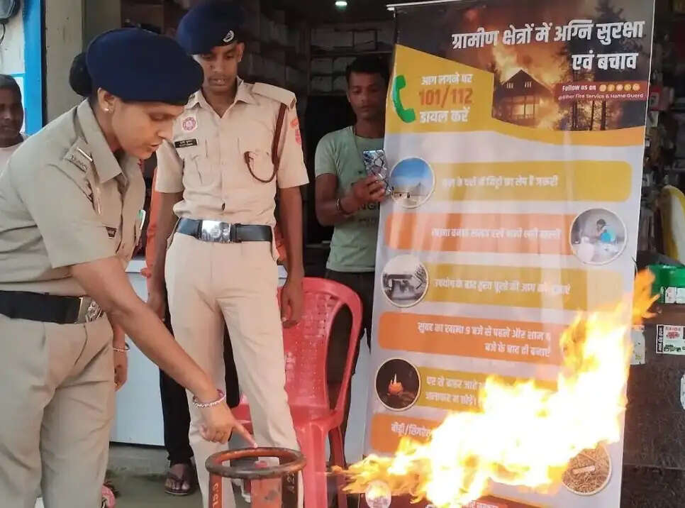 केशव नगर में अग्निशमन विभाग का जागरूकता अभियान, ग्रामीणों को बताए आग से बचाव के उपाय