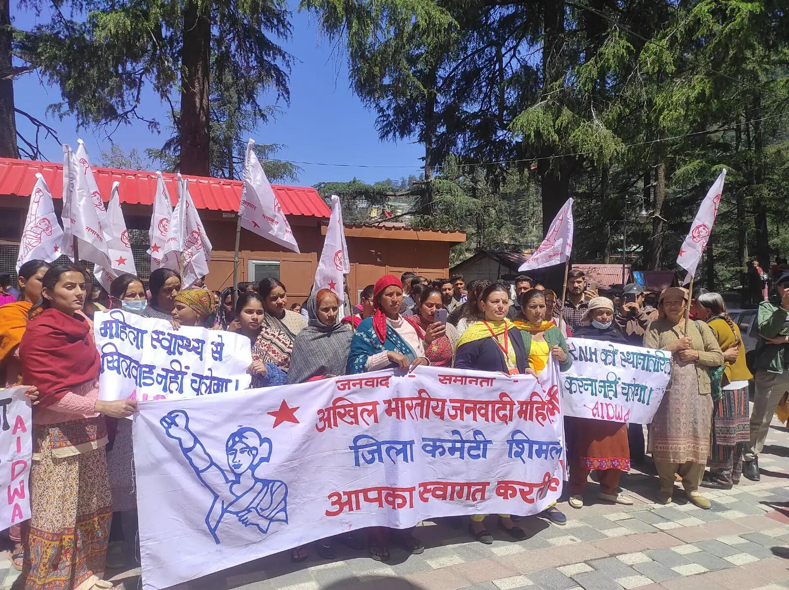 कमला नेहरू अस्पताल स्थानांतरण के विरोध में महिलाओं का प्रदर्शन