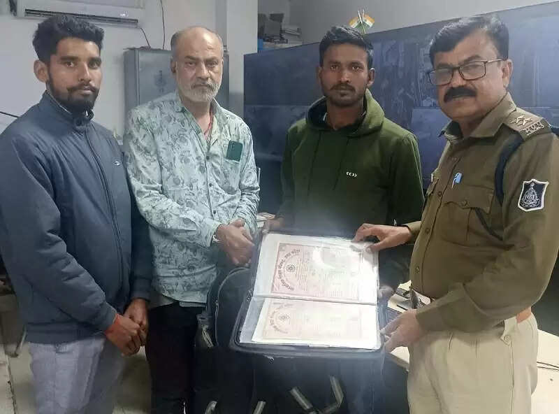 मप्र पुलिस ने मासूम की पढ़ाई और युवक का भविष्य सुरक्षित कर प्रस्‍तुत की मिसाल
