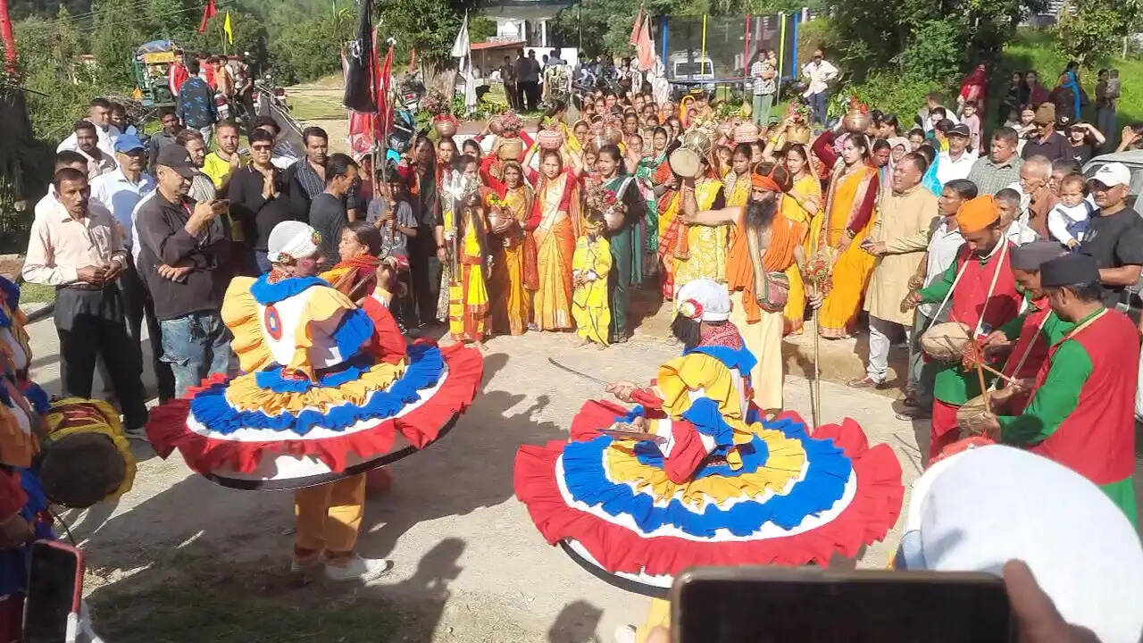 देवीधार में महोत्सव का शुभारंभ, कलश यात्रा और शोभायात्रा में उमड़ी श्रद्धालुओं की भीड़