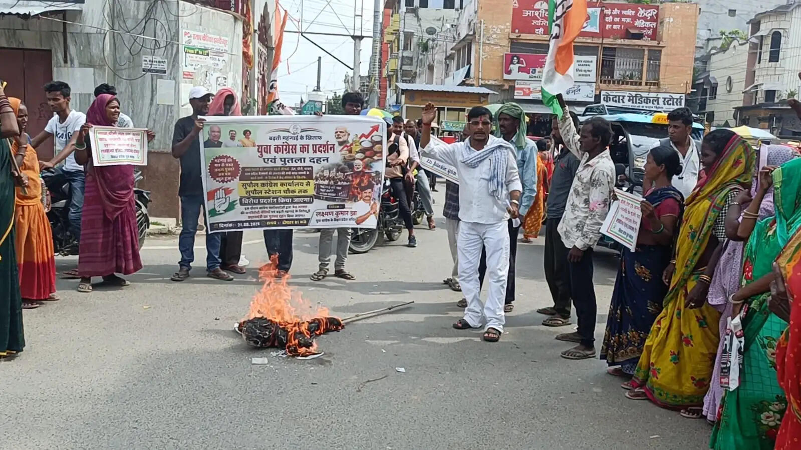 बढ़ती महंगाई के खिलाफ युवा कांग्रेस ले प्रधानमंत्री का पुतला दहन किया