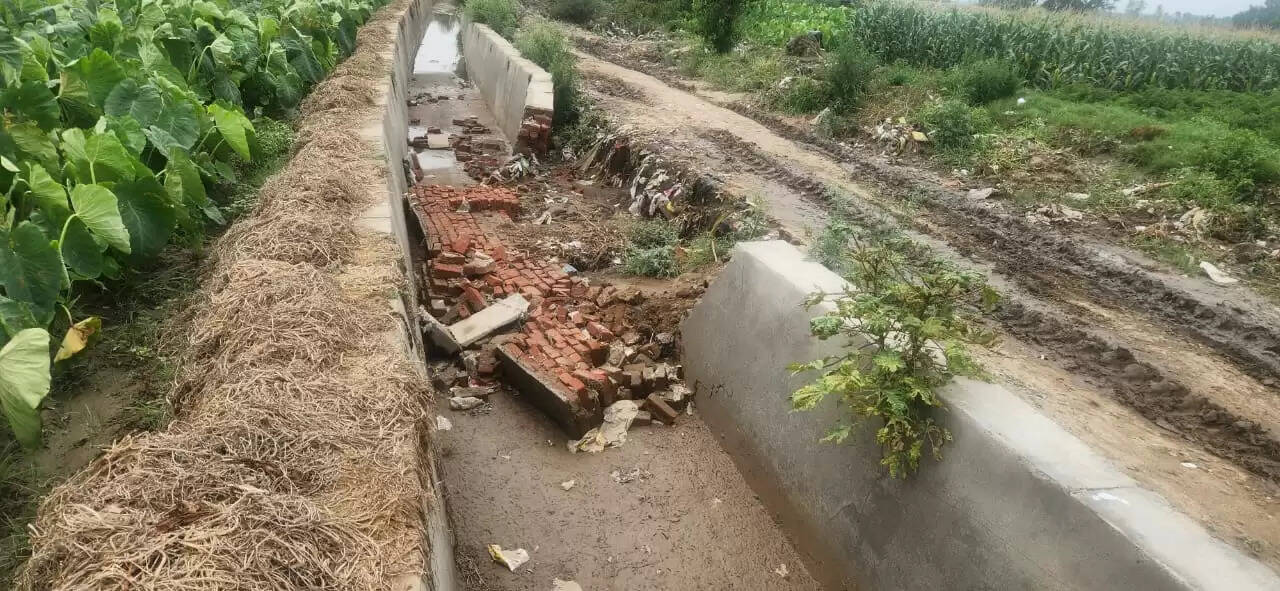 दाे महीने पहले निर्मित करोड़ों की कीमत से बना नाला मामूली बरसात में धराशाई