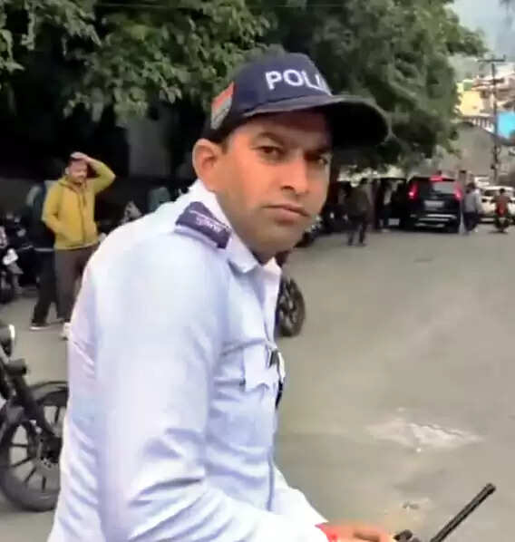 पर्यटक से अभद्रता पर पुलिस कर्मी लाइन हाजिर, पर्यटक&nbsp;पर&nbsp;भी&nbsp;हाे&nbsp;सकती&nbsp;है&nbsp;कार्रवाई