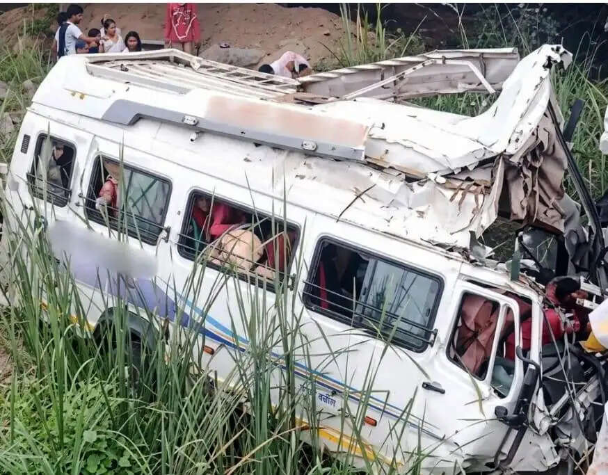 राजस्थान : भोपाल से खाटूश्याम जा रही मिनी बस नाले में गिरी, 8 की मौत और कई घायल