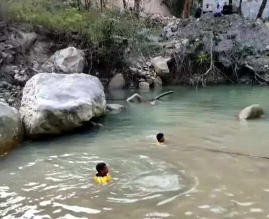 गधेरे में डूबा युवक, एसडीआरएफ ने निकाला शव