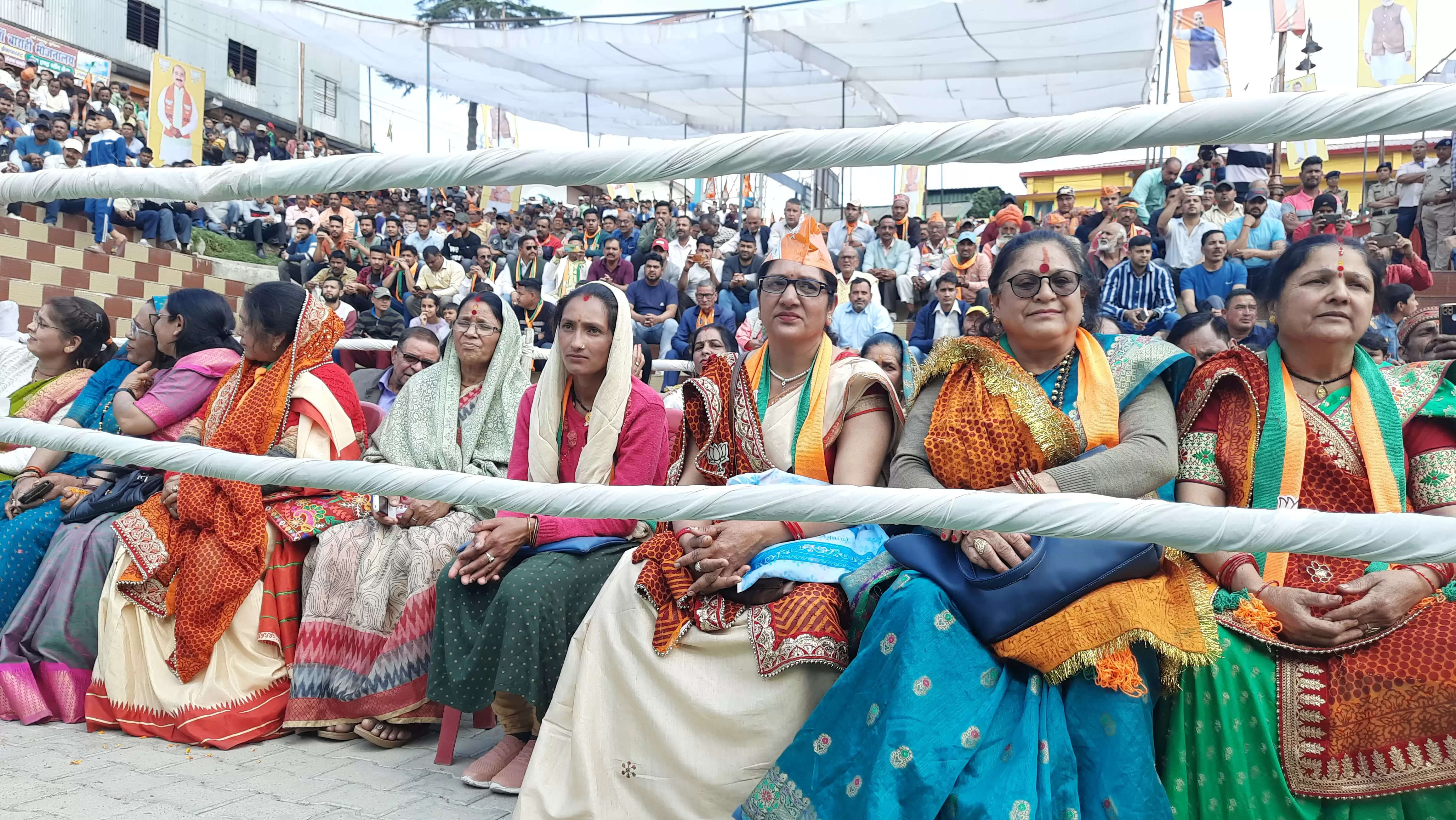 रक्षा मंत्री राजनाथ सिंह ने मजबूत राष्ट्र के नाम पर भाजपा उम्मीदवार के लिए मांगा वोट