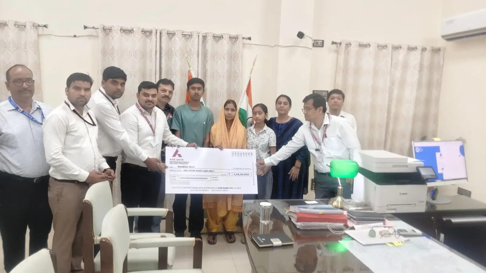 मंडल रेल प्रबंधक ने स्व0 हेमराज की पत्नी को सौंपा 1 करोड़ 8 लाख का चेक