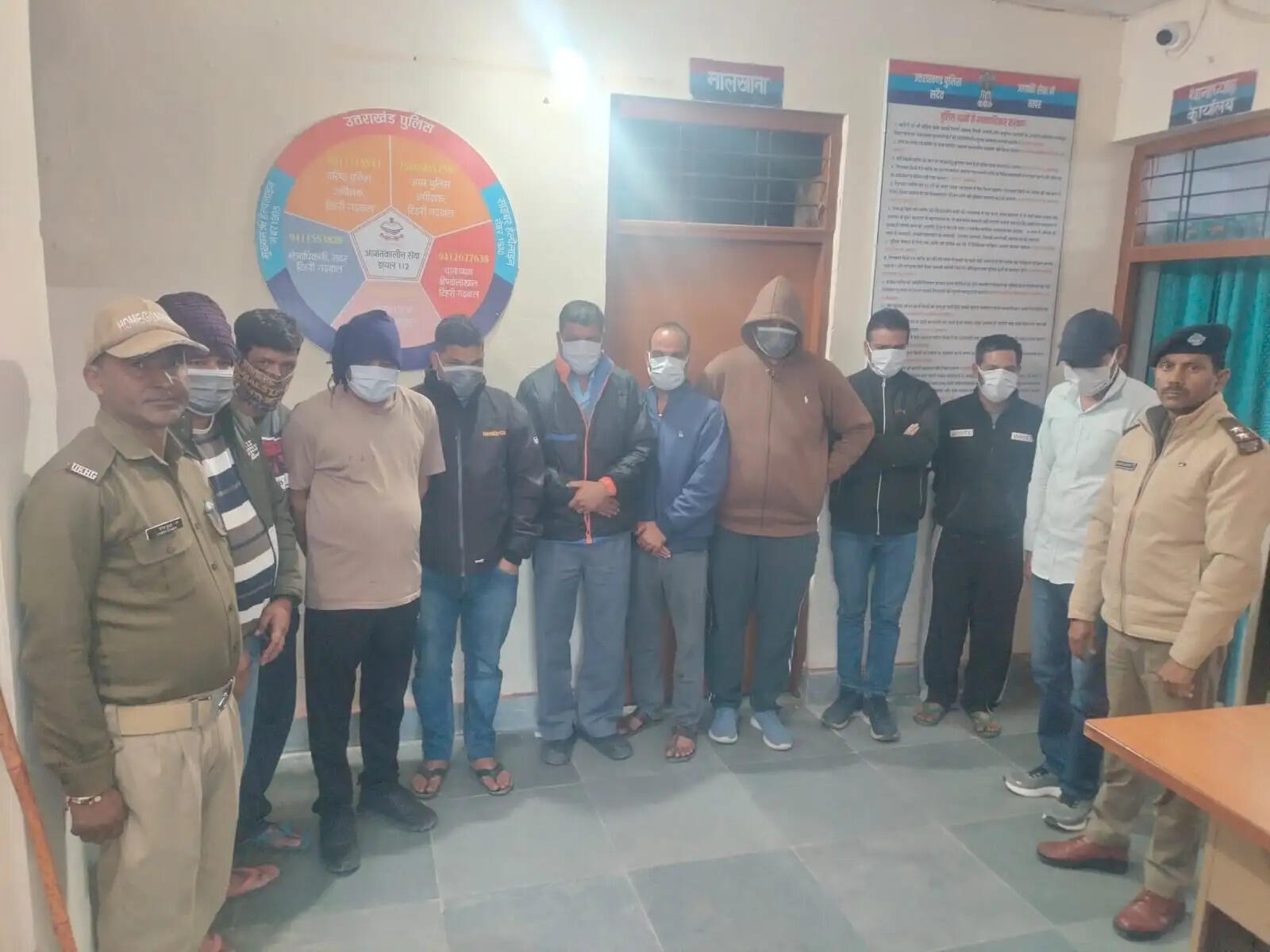 सार्वजनिक स्थल पर जुआ खेलते 11 लोगों को किया गिरफ्तार