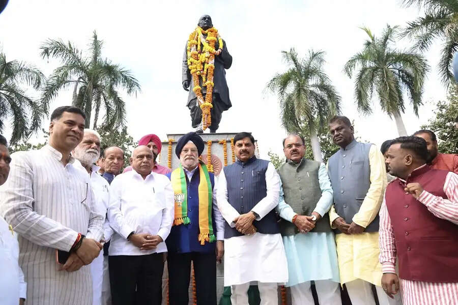 मुख्यमंत्री डॉ. यादव ने लौह पुरुष सरदार वल्लभ भाई पटेल की जयंती पर किया नमन