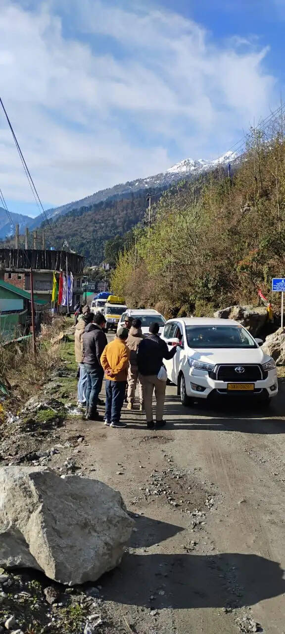 भारतीय सेना ने उत्तरी सिक्किम के लाचेन में फंसे पर्यटकों को बचाने के लिए 'ऑपरेशन हिम सेतु' चलाया