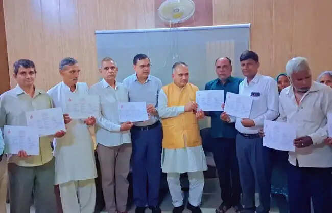 सोनीपत: मेयर ने प्लाट के मालिकाना हक के प्रमाण पत्र बांटे
