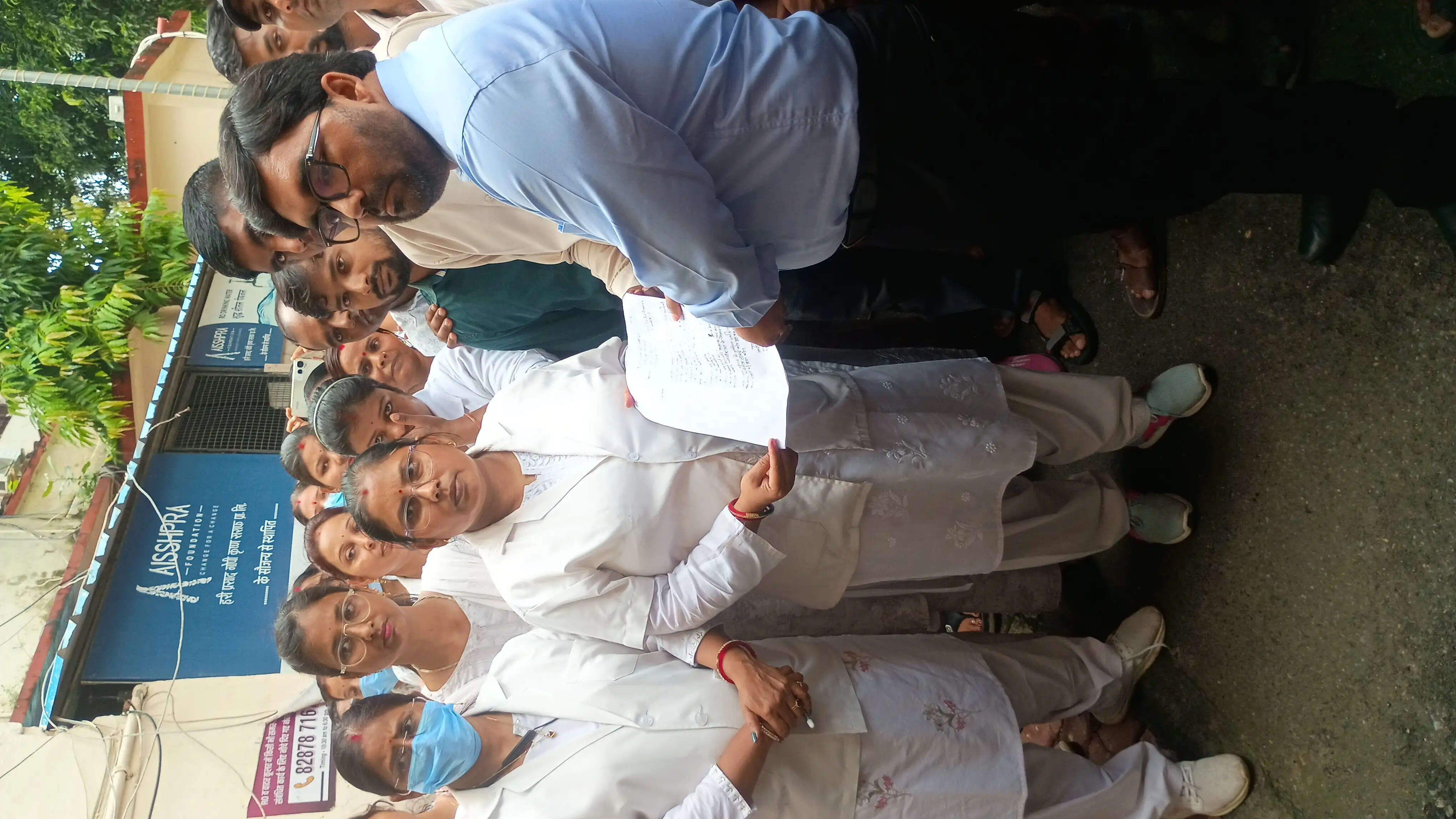 देवरिया मेडिकल कॉलेज के 300 कर्मचारियों का प्रदर्शन , 4 महीने से वेतन न मिलने पर ढाई घंटे तक किया कार्य बहिष्कार