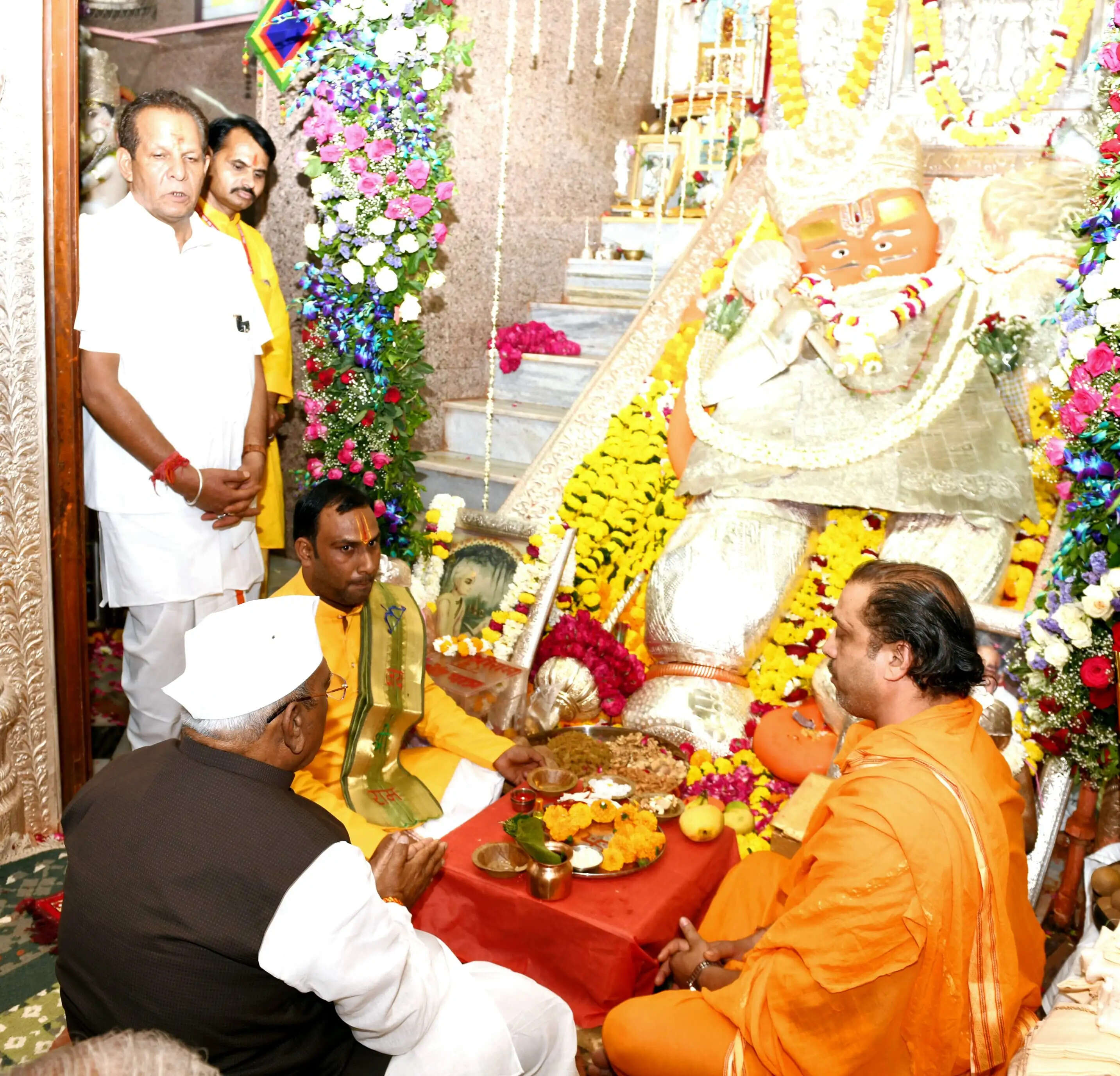 राज्यपाल बागडे ने खोले के हनुमान मंदिर में श्री हनुमन्त जन्मोत्सव आरती समारोह में भाग लिया
